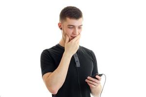 jeune homme écoute de la musique avec un casque et ferme la bouche photo