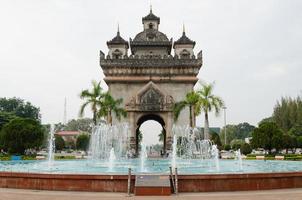 monument de la victoire de patuxai ou porte de la victoire de la ville de vientiane au laos photo