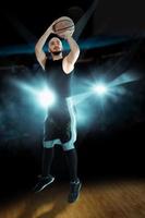 joueur de basket lance une balle dans le ring dans le jeu photo