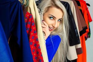 portrait en gros plan d'une jeune belle blonde dans un magasin de vêtements photo