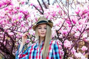 belle femme blonde mignonne avec des fleurs loong à la caméra photo