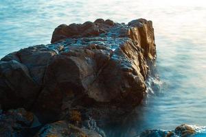 mer bleue avec vagues et rochers photo