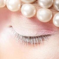 oeil de femme macro carré avec des couleurs de maquillage blanc et rose photo