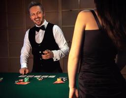 le croupier distribue les cartes dans un casino et rit photo