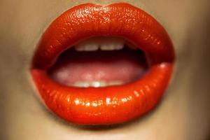 macro de lèvres féminines avec rouge à lèvres photo
