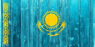 drapeau du kazakhstan sur un fond texturé. collage conceptuel. photo