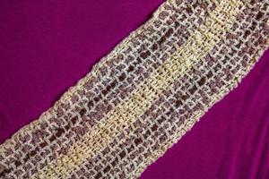 écharpe en laine beige chaud sur fond lilas bordeaux photo