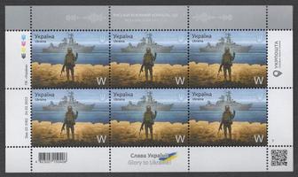 dnipropetrovsk, ukraine - avril 2022 un bloc de timbres-poste représentant un homme avec une arme et un navire de guerre russe. l'inscription en ukrainien russe navire de guerre go... photo