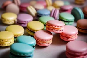 pile de macarons en chute, couleur douce et naturelle photo