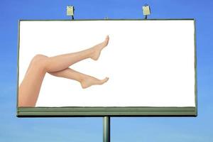 panneau d'affichage avec des jambes féminines et un espace pour votre message photo