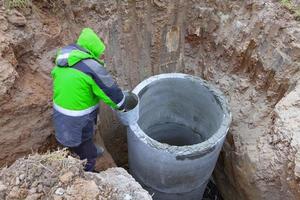 installation d'un réservoir souterrain pour le système d'égouts. photo