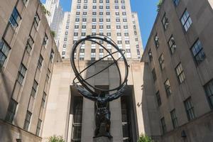 new york city, usa - 8 août 2019-atlas est une statue de bronze située dans le centre de manhattan, new york. il fait face à la cinquième avenue, en face de st. cathédrale Saint-Patrick. photo