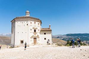 calascio, italie-9 août 2021-église de santa maria della pieta sur le chemin qui mène à rocca calascio pendant une journée ensoleillée photo