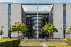 berlin, allemagne-8 août 2022-les gens se promènent dans la paul-lobe-allee avec le paul-lobe haus en arrière-plan pendant une journée ensoleillée photo