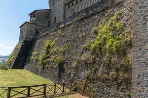 torrechiara, italie-31 juillet 2022-vue sur le château de torrechiara dans la province de parme pendant une journée ensoleillée photo