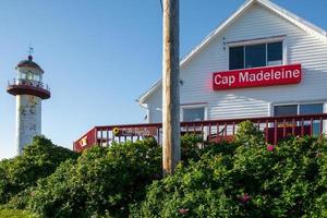 la matre, canada - 9 août 2015-vue du phare de cap madeleine, l'un des nombreux phares emblématiques de la gaspésie lors d'une journée ensoleillée photo