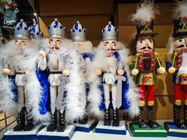 plusieurs jouets de soldats casse-noisette différents exposés dans un magasin, décoration de noël à vendre sur le marché bonne année photo