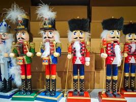 plusieurs jouets de soldats casse-noisette différents exposés dans un magasin, décoration de noël à vendre sur le marché bonne année photo