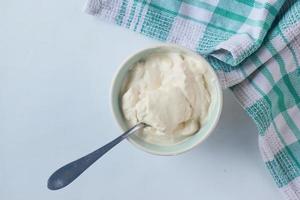 vue de dessus de la crème de lait dans un récipient sur la table photo