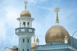 une belle mosquée contre le ciel bleu photo