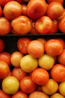 présentoir de tomates fraîches en vente dans un magasin local photo