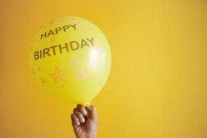 test de joyeux anniversaire sur des ballons de couleur jaune photo