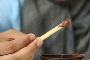 manger un biscuit avec de la crème au chocolat de haut en bas photo