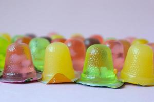 gros plan de gelée colorée dans un sachet en plastique photo