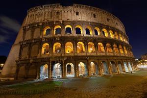 rome, italie, colisée ancien bâtiment antique bataille de gladiateurs la nuit. photo