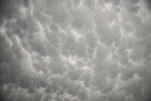 sombres nuages d'orage dans le ciel photo