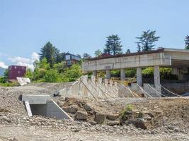 construction de pont. les travaux d'une entreprise de construction. photo