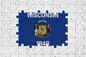 drapeau d'état du wisconsin dans le cadre de pièces de puzzle blanches avec partie centrale manquante photo