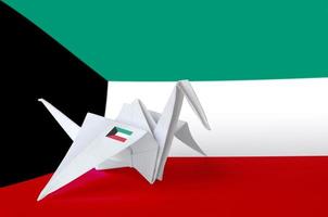 drapeau du koweït représenté sur une aile de grue en papier origami. concept d'art fait à la main photo