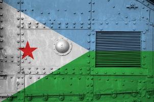 drapeau de djibouti représenté sur la partie latérale d'un gros plan de char blindé militaire. arrière-plan conceptuel des forces armées photo