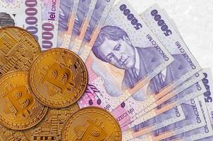 50000 billets de leu roumains et bitcoins dorés. concept d'investissement en crypto-monnaie. minage ou commerce de crypto photo