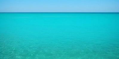 belle plage tropicale avec océan bleu. concept de vacances d'été de fond de plage de paradis tropical de sable blanc. photo