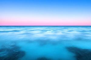 scène sous-marine. récif corallien de l'océan sous l'eau. monde marin sous fond d'eau. photo