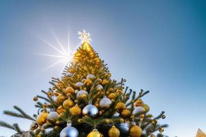 notion de noël. arbre de noël décoré près de la cheminée à la maison. photo