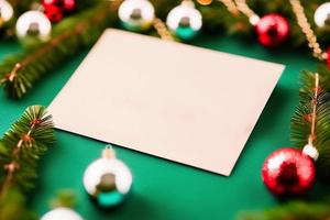 notion de noël. arbre de noël décoré près de la cheminée à la maison. photo