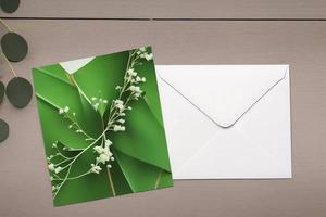 maquette pour une lettre ou une invitation de mariage avec des branches et des feuilles. couverture naturelle de la lumière et de l'ombre. photo