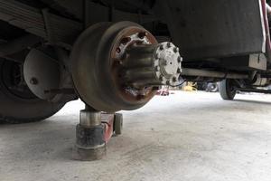 camion changer les roues à l'aide d'un cric de levage. photo