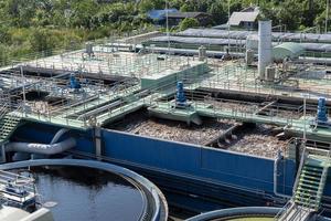 bassins de traitement des eaux usées des installations industrielles photo