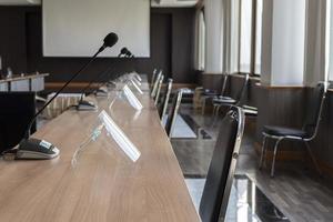 chaise marron et rangée de tables dans la salle de réunion photo