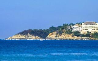 plage sable bleu eau immense surfeur vagues puerto escondido mexique. photo