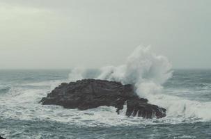 fortes éclaboussures sur la vieille photo de paysage rocheux