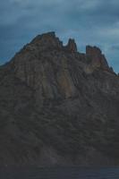 montagne escarpée de karadag sur la côte paysage photo