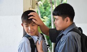 le flou des garçons d'asie du sud-est se disputent et se battent, se battent entre amis, malentendus et pardon mutuel entre amis concept. photo