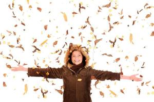 femme avec des feuilles d'automne photo