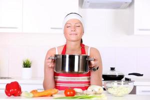 femme dans la cuisine photo