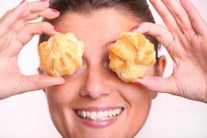 femme avec des choux à la crème photo